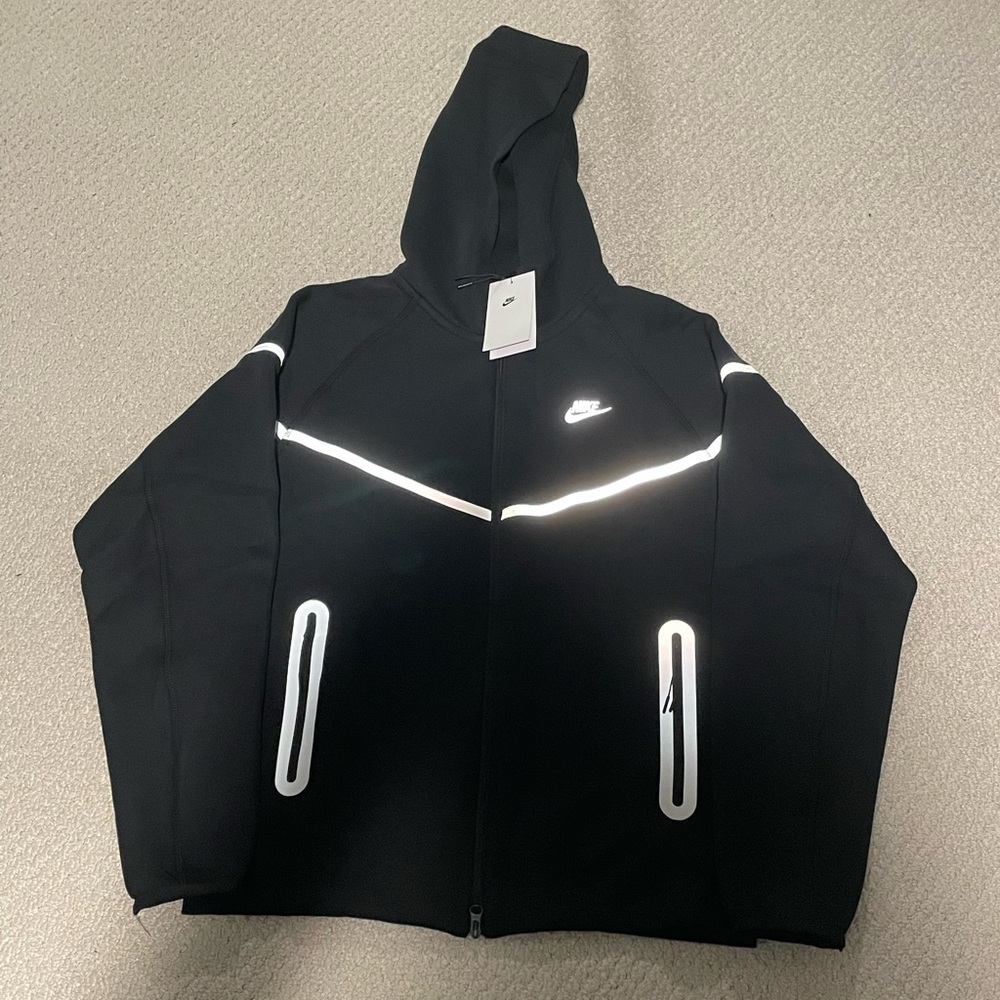NIKE TECH REFLECTIVE HOODIE
SIZE XL